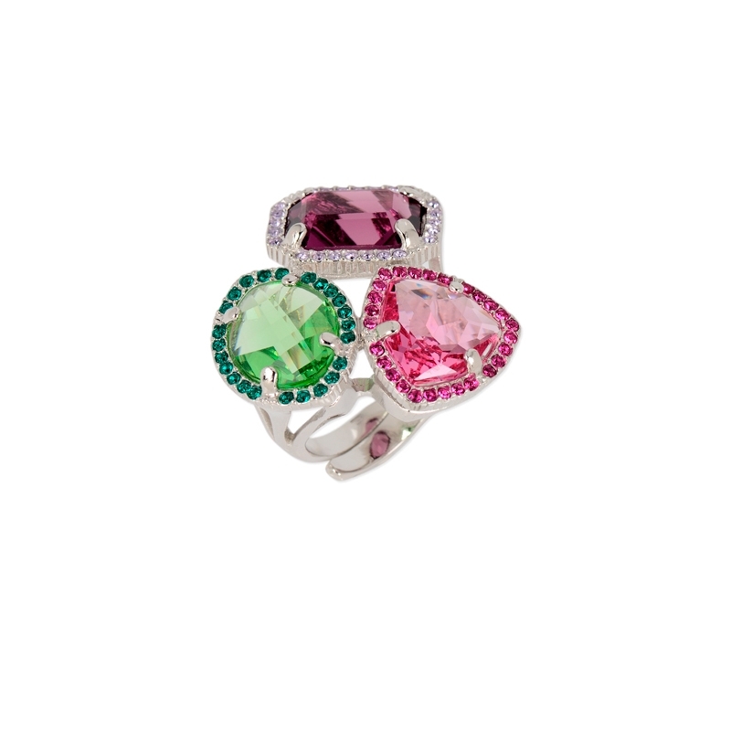 Anillo de plata rodiada con piedras de colores Swarovski®, de Maximo Betro.