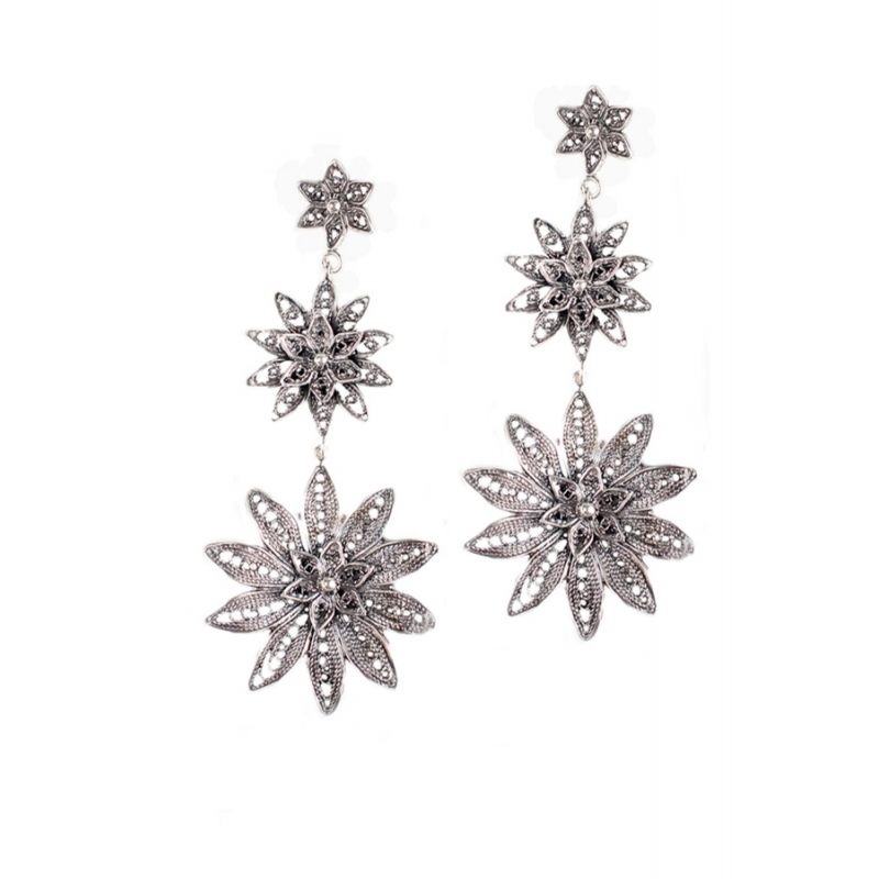 Pendientes largos de plata envejecida, de 3 cuerpos con forma de flor, de Antara.