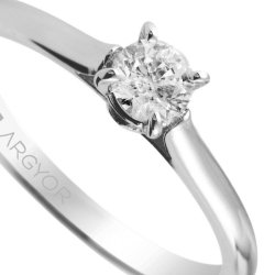 Anillo de compromiso tipo solitario, en oro blanco y diamante de 0,30 ct., de Argyor.