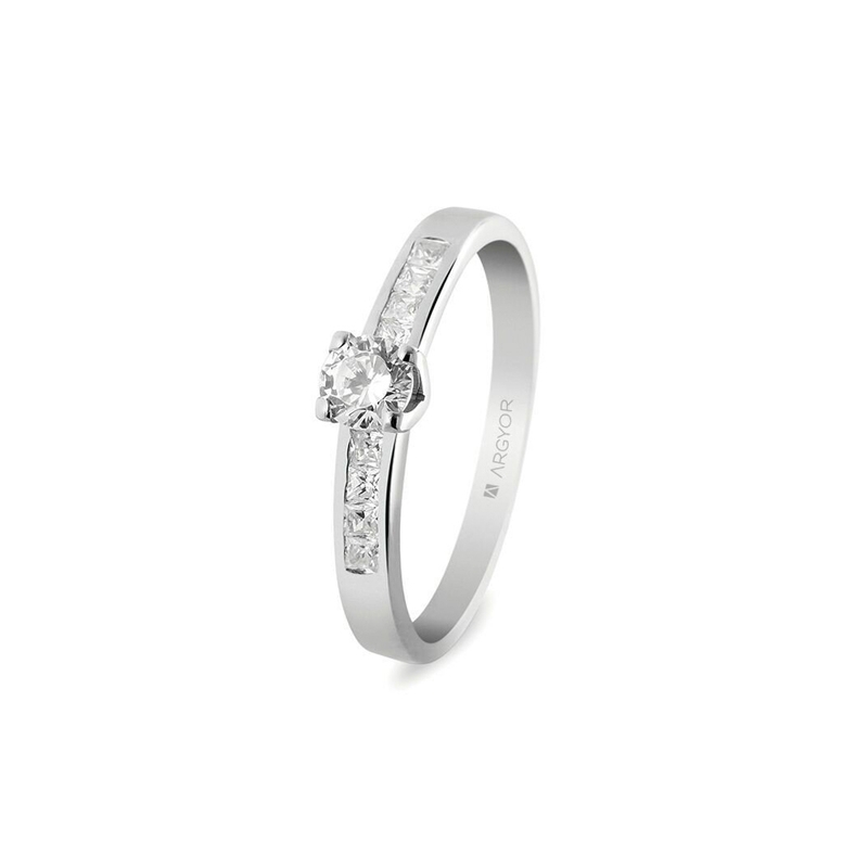 Anillo de compromiso en oro blanco con diamantes, peso total de 0,41 ct., de Argyor.