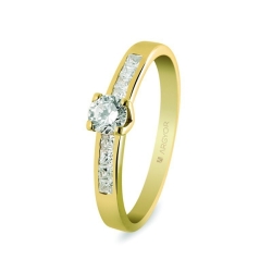 Anillo de compromiso Argyor, en oro amarillo y 9 diamantes, peso total 0.41 quilates.