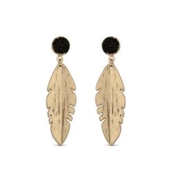 Pendientes largos en forma de plumas, doradas y detalles negros, "Wamuru" de Luxenter.