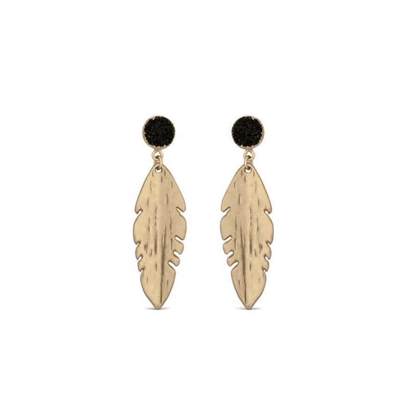 Pendientes largos en forma de plumas, doradas y detalles negros, "Wamuru" de Luxenter.