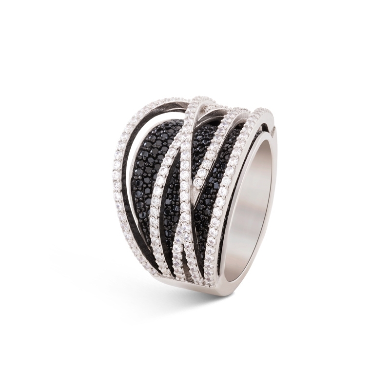 Anillo ancho de plata rodiada con circonitas blancas y negras, "Zoppe" de Luxenter.