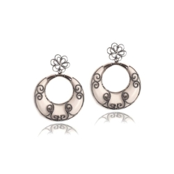 Pendientes de plata envejecida de filigrada sobre resina blanca, de Antara.