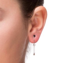 Imagen de modelo con pendientes puestos EH14100.