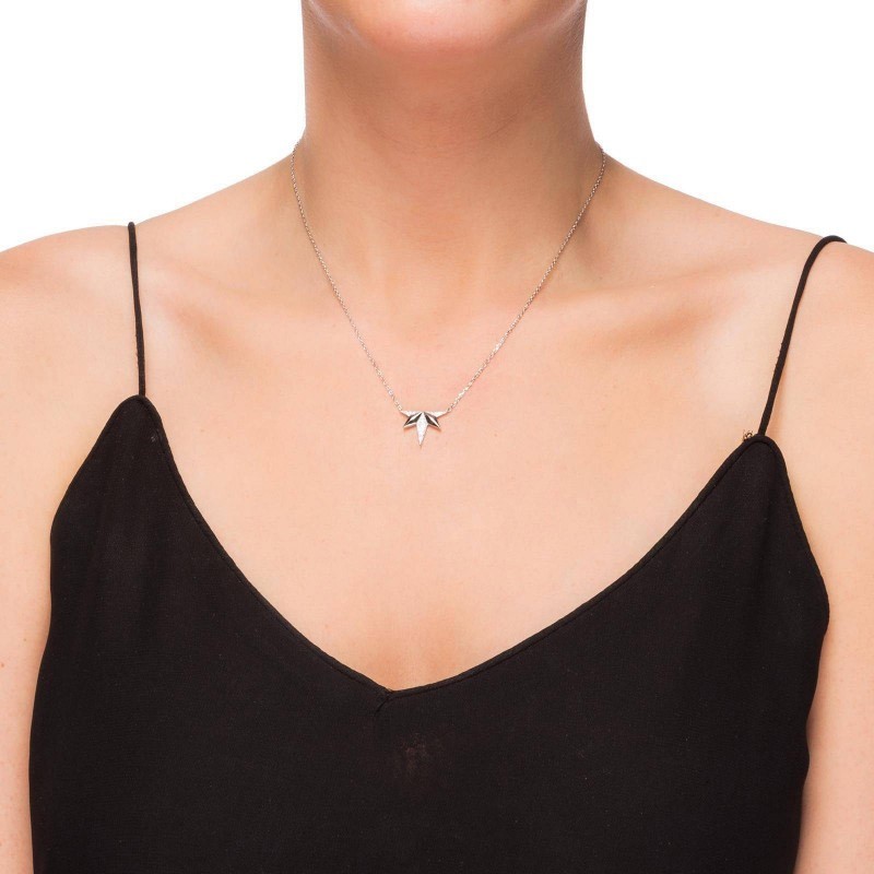Modelo con el nuevo colgante de plata rodiada y circonitas de Luxenter, ref. NH05100.