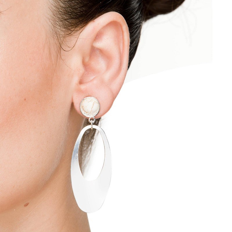 Pendientes largos plateados con Howlita, Lasmae de Luxenter, ref. SSEY011.