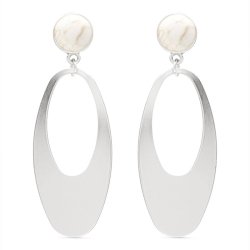 Pendientes largos plateados con Howlita, Lasmae de Luxenter, ref. SSEY011.