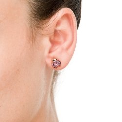 Pendientes en forma de mariquita, de Luxenter, puestos en modelo.