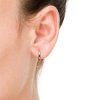 Aros con estrella de Luxenter puestos en modelo.