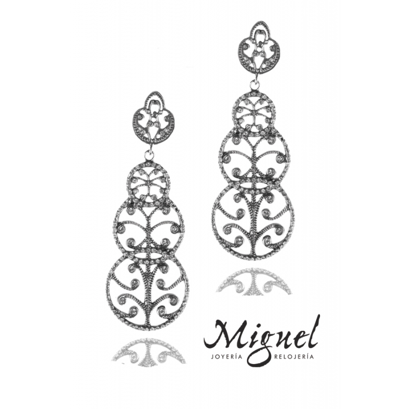 Pendientes largos de plata para novia con Swarovski, de Antara.