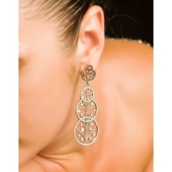 Pendientes largos de plata para novia con Swarovski, de Antara.