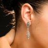 Pendientes de estilo isabelino en plata con modelo.