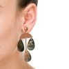 Pendientes largos dorados con nácar negro, Mimed de Luxenter.
