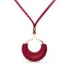 Colgante dorado sobre collar en piel roja, Caror de Luxenter, SGNY001383.