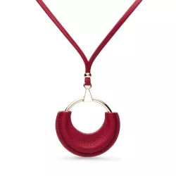 Colgante dorado sobre collar en piel roja, Caror de Luxenter, SGNY001383.