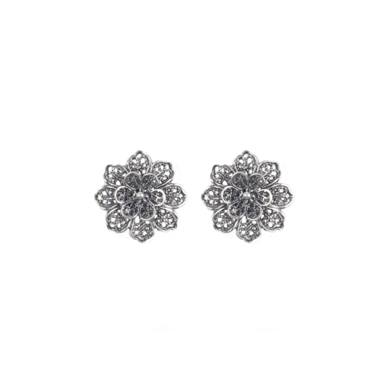 Pendientes de plata envejecida con forma de roseta, de Antara. Pendientes de plata envejecida con forma de roseta, de Antara.